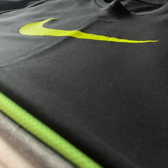 💥SOLD💥 4 NIKE training tops - Dri Fit - Picture 1 of 3